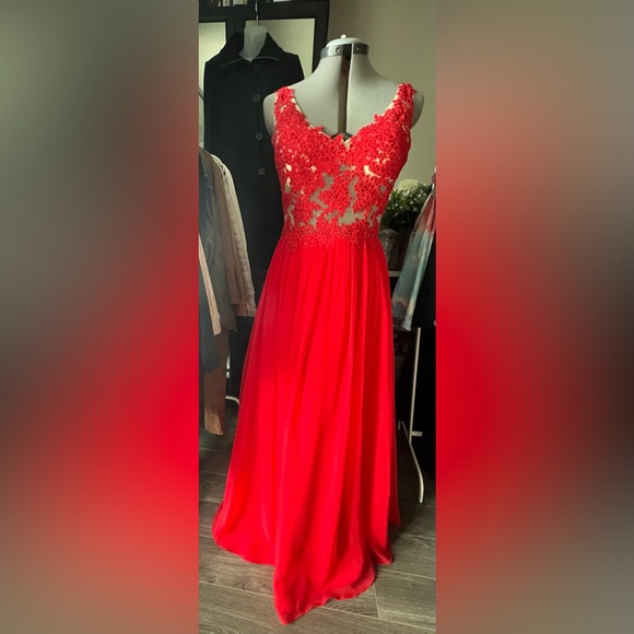 Red floral lace mesh bodice A-line grad dress / formal gown - Picture 2 of 9